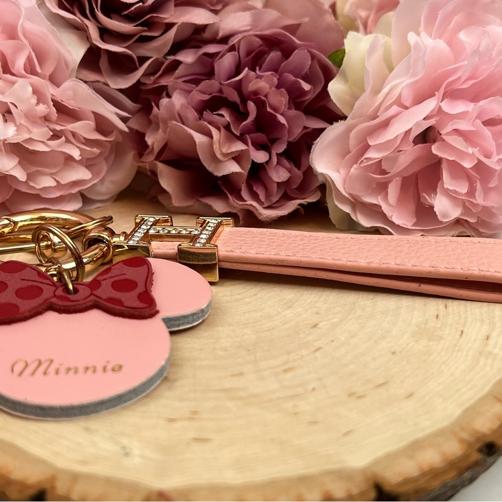 Gorgeous Pink Leather Minnie Mouse with Wrist Strap Key Fob Keychain - Picture 5 of 16
